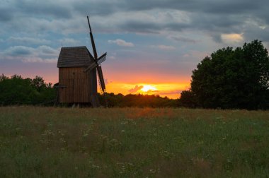 Olsztynek, Polonya - 18 Temmuz 2021 - Gün batımındaki eski değirmenin görüntüsü, açık hava fotoğrafı sırasında.