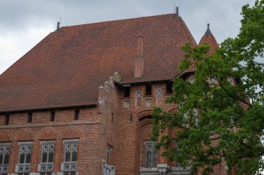 Malbork, Polonya - 19 Temmuz 2021 - Polonya 'da kırmızı tuğlalı Malbork Kalesi