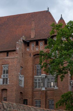 Malbork, Polonya - 19 Temmuz 2021 - Polonya 'da kırmızı tuğlalı Malbork Kalesi