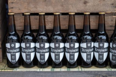 Malbork, Polonya - 19 Temmuz 2021 - Malbork bölgesel biralarının çeşitli çeşitleri