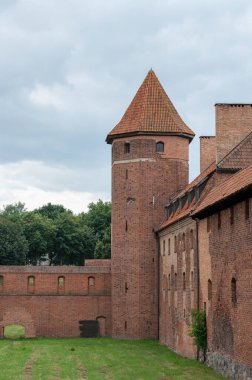 Malbork, Polonya - 19 Temmuz 2021 - Polonya 'da kırmızı tuğlalı Malbork Kalesi