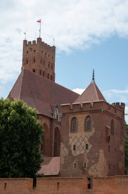 Malbork, Polonya - 19 Temmuz 2021 - Polonya 'da kırmızı tuğlalı Malbork Kalesi