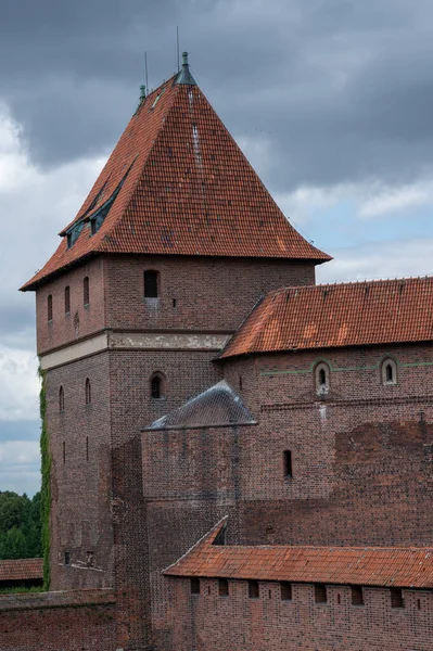 Malbork, Polonya - 19 Temmuz 2021 - Polonya 'da kırmızı tuğlalı Malbork Kalesi