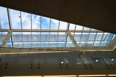 Olsztyn, Polonya - 8 Ağustos 2021 - Binanın cam mimarisi