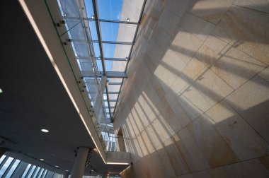 Olsztyn, Polonya - 8 Ağustos 2021 - Binanın cam mimarisi