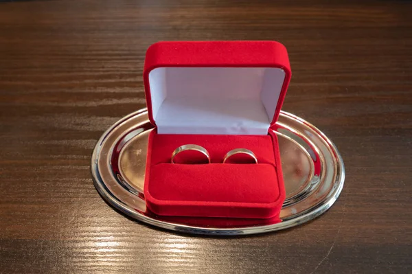 Kırmızı bir kutuda altın alyanslar gelin ve damadı bekliyor.