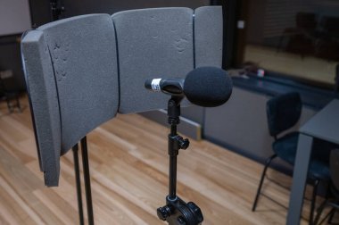 Olsztyn, Polonya - 8 Ağustos 2021 - Kayıt stüdyosunun mikrofonunun iç görüntüsü
