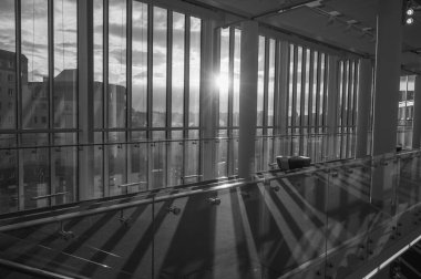 Olsztyn, Polonya - 8 Ağustos 2021 - Binanın cam mimarisi