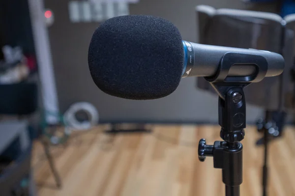 Olsztyn, Polonya - 8 Ağustos 2021 - Kayıt stüdyosunun mikrofonunun iç görüntüsü