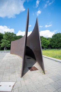 Berlin, Almanya - 11 Ağustos 2021 - Berlin Siegessaule ve çevresindeki zafer sütununun görüntüsü