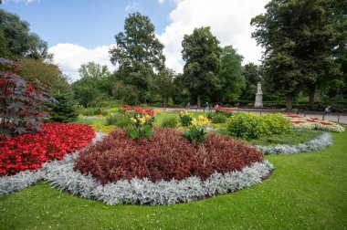 Berlin, Almanya - 11 Ağustos 2021 - Rosengarten Tiergarten 'daki Berlin' in merkezindeki parkta yürüyüş