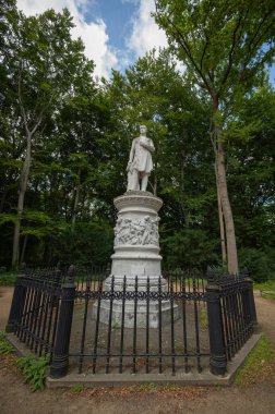 Berlin, Almanya - 11 Ağustos 2021 - Rosengarten Tiergarten 'daki Berlin' in merkezindeki parkta yürüyüş