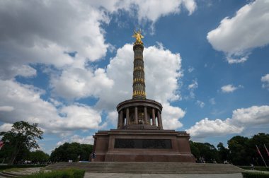 Berlin, Almanya - 11 Ağustos 2021 - Berlin Siegessaule ve çevresindeki zafer sütununun görüntüsü