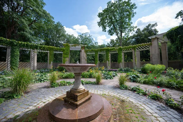 Berlin, Almanya - 11 Ağustos 2021 - Rosengarten Tiergarten 'daki Berlin' in merkezindeki parkta yürüyüş