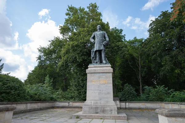 Berlin, Almanya - 11 Ağustos 2021 - Berlin Siegessaule ve çevresindeki zafer sütununun görüntüsü