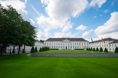 Berlin, Almanya - 11 Ağustos 2021 - Almanya Cumhurbaşkanı 'nın Berlin' deki Bellevue Şatosu.