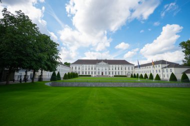 Berlin, Almanya - 11 Ağustos 2021 - Almanya Cumhurbaşkanı 'nın Berlin' deki Bellevue Şatosu.