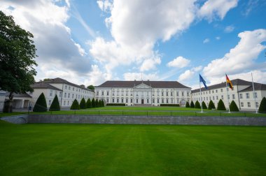 Berlin, Almanya - 11 Ağustos 2021 - Almanya Cumhurbaşkanı 'nın Berlin' deki Bellevue Şatosu.