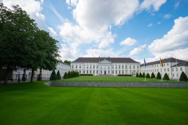 Berlin, Almanya - 11 Ağustos 2021 - Almanya Cumhurbaşkanı 'nın Berlin' deki Bellevue Şatosu.