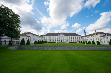 Berlin, Almanya - 11 Ağustos 2021 - Almanya Cumhurbaşkanı 'nın Berlin' deki Bellevue Şatosu.