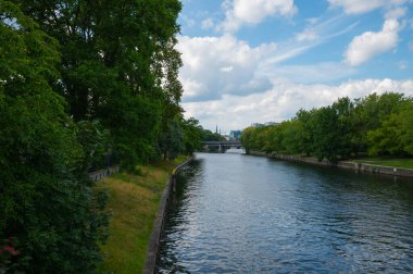 Berlin, Almanya - 11 Ağustos 2021 - Berlin 'deki Luther Brucke Köprüsü manzarası