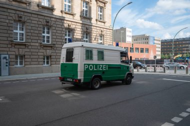Berlin, Almanya - 11 Ağustos 2021 - Berlin 'deki Alman polisinin arabasının görüntüsü.