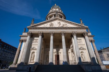 Berlin, Almanya - 12 Ağustos 2021 - Jandarma ve Berlin meydanı manzarası.