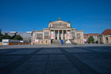 Berlin, Almanya - 12 Ağustos 2021 - Jandarma ve Berlin meydanı manzarası.