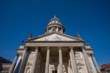 Berlin, Almanya - 12 Ağustos 2021 - Jandarma ve Berlin meydanı manzarası.