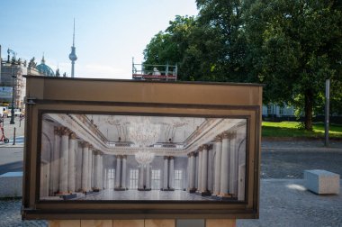 Berlin, Almanya - 12 Ağustos 2021 - Bebelplatz ve Berlin meydanı manzarası.