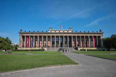 Berlin, Almanya - 12 Ağustos 2021 - Bebelplatz ve Berlin meydanı manzarası.