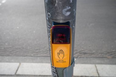 Berlin, Almanya - 12 Ağustos 2021 - Bebelplatz ve Berlin meydanı manzarası.