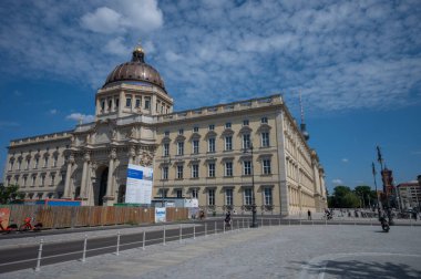 Berlin, Almanya - 12 Ağustos 2021 - Berlin Katedrali 'nin mavi gökyüzü manzarası.