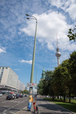 Berlin, Almanya - 12 Ağustos 2021 - Berlin Fernsehturm 'daki TV Kulesi