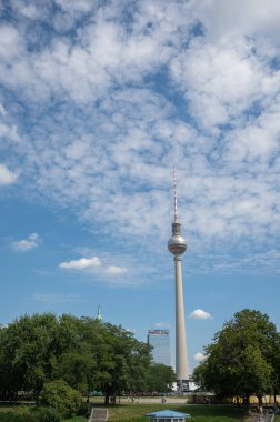 Berlin, Almanya - 12 Ağustos 2021 - Berlin Fernsehturm 'daki TV Kulesi