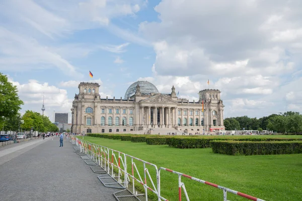 Berlin, Almanya - 11 Ağustos 2021 - Berlin 'deki Reich Parlamento Binası.