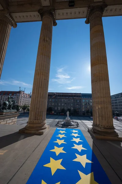 Berlin, Almanya - 12 Ağustos 2021 - Jandarma ve Berlin meydanı manzarası.