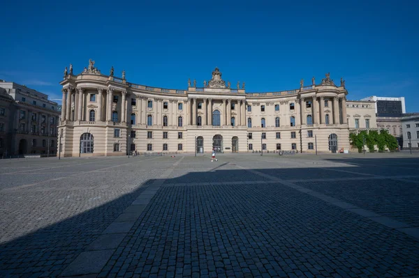 Berlin, Almanya - 12 Ağustos 2021 - Bebelplatz ve Berlin meydanı manzarası.