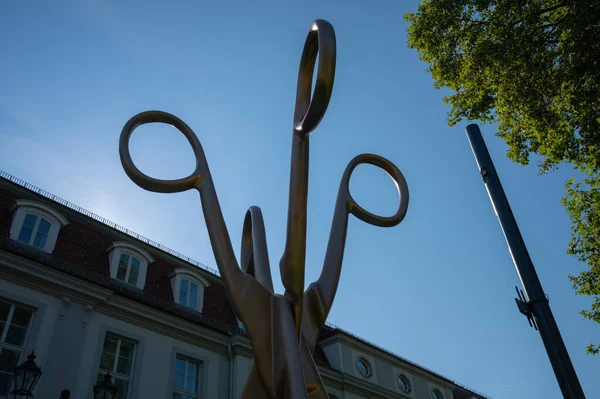 Berlin, Almanya - 12 Ağustos 2021 - Bebelplatz ve Berlin meydanı manzarası.