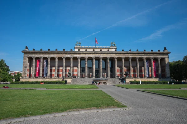 Berlin, Almanya - 12 Ağustos 2021 - Bebelplatz ve Berlin meydanı manzarası.