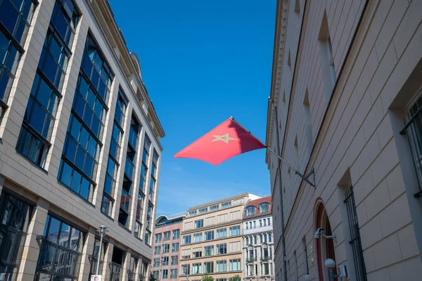 Berlin, Almanya - 12 Ağustos 2021 - Bebelplatz ve Berlin meydanı manzarası.