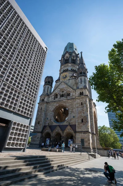 Berlin, Almanya - 12 Ağustos 2021 - Berlin 'deki Kayzer Wilhelm Anıt Kilisesi manzarası.