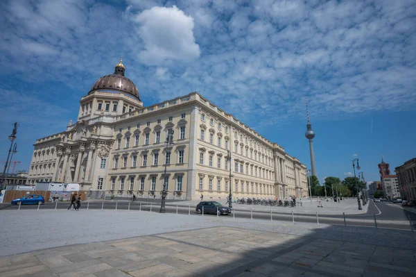 Berlin, Almanya - 12 Ağustos 2021 - Berlin Fernsehturm 'daki TV Kulesi