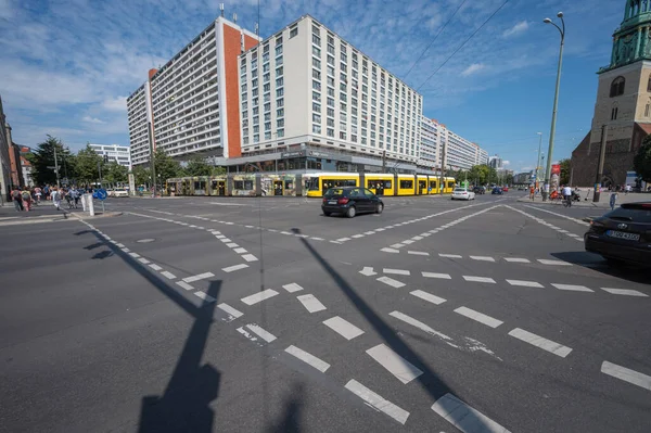 Berlin, Almanya - 12 Ağustos 2021 - Berlin Fernsehturm 'daki TV Kulesi