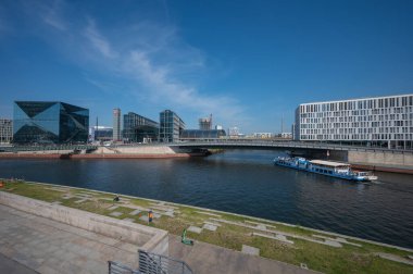 Berlin, Almanya - 13 Ağustos 2021 - Berlin tren istasyonu binalarının panoramik manzarası