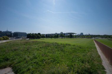 Berlin, Almanya - 13 Ağustos 2021 - Berlin tren istasyonu binalarının panoramik manzarası