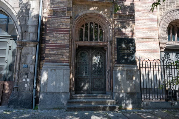 Berlin, Almanya - 12 Ağustos 2021 - Berlin Müzesi 'ndeki Anne Frank Merkezi' nin manzarası.