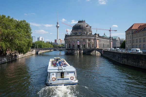 Berlin, Almanya - 12 Ağustos 2021 - Berlin 'deki Bode Müzesi manzarası