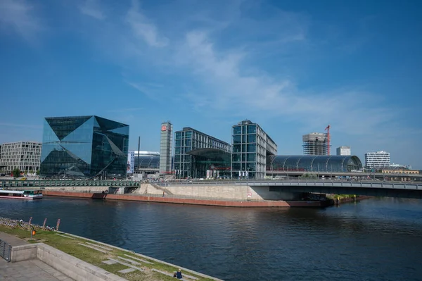 Berlin, Almanya - 13 Ağustos 2021 - Berlin tren istasyonu binalarının panoramik manzarası