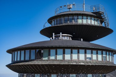 Sniezka Tepesi, Polonya 2 Temmuz 2025, Sniezka 'da yürüyün ve Polonya ile Çek Cumhuriyeti' ni görün, dağın zirvesine gidin..